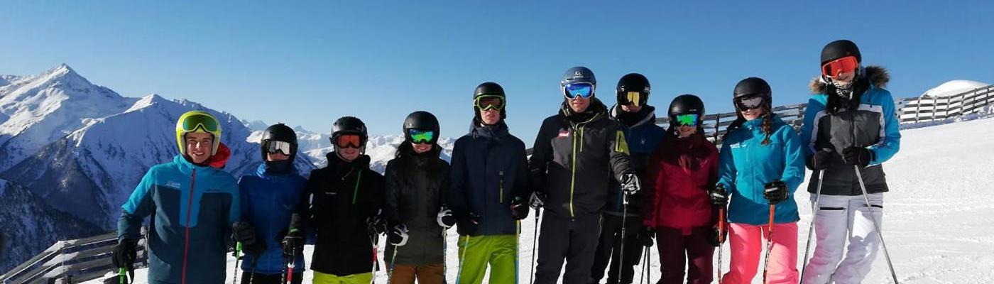 Skilehreranwärter auf der Skipiste