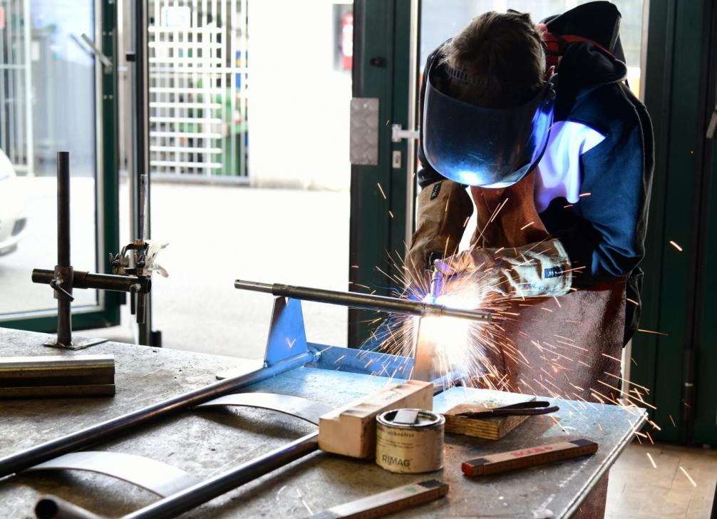 Schüler bei der Praxis Metalltechnik