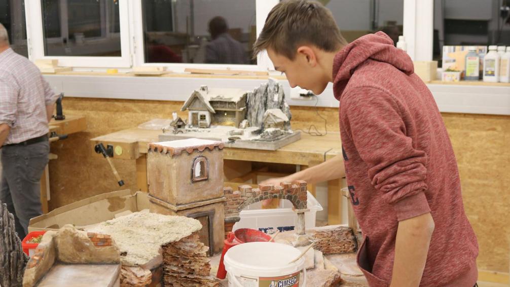 Schüler beim Krippe bauen