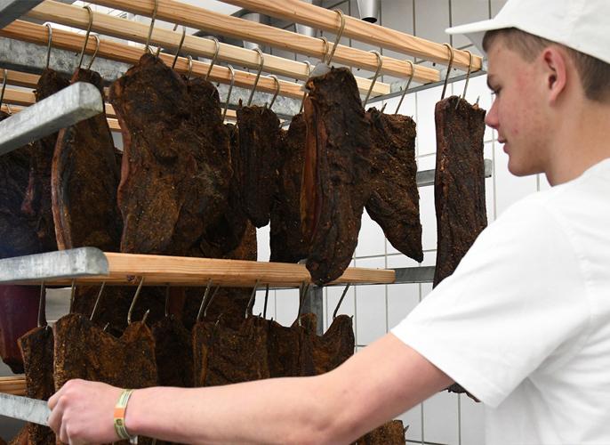 Schüler beim Selchwagen