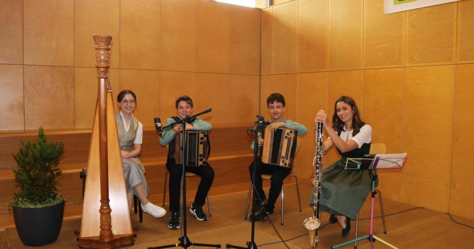 4 Musikantinnen mit Instrumenten
