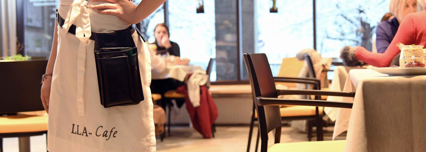 Schülerin bei der Praxis im Hofladen-Cafè mit Schürze