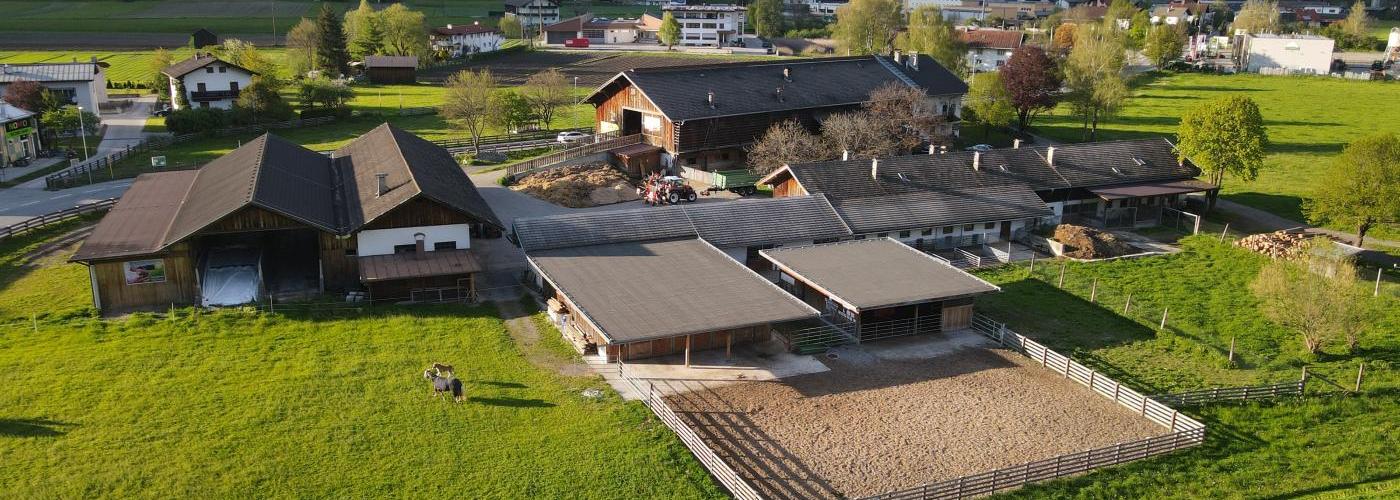 Gutshof der Schule mit Acker